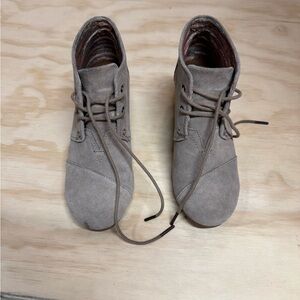 Women’s “Desert” Tan Suede Lace-Up Shoes